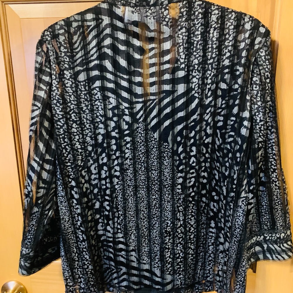 ❗️💲SALE💲❗️Chico’s topper from Traveler’s Collection very versatile - Picture 4 of 5